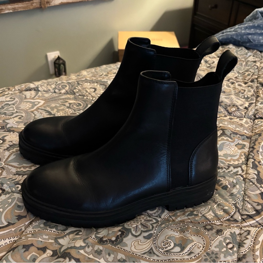 Steve Madden Ladies Leather Gore Chelsea Boot - size 10